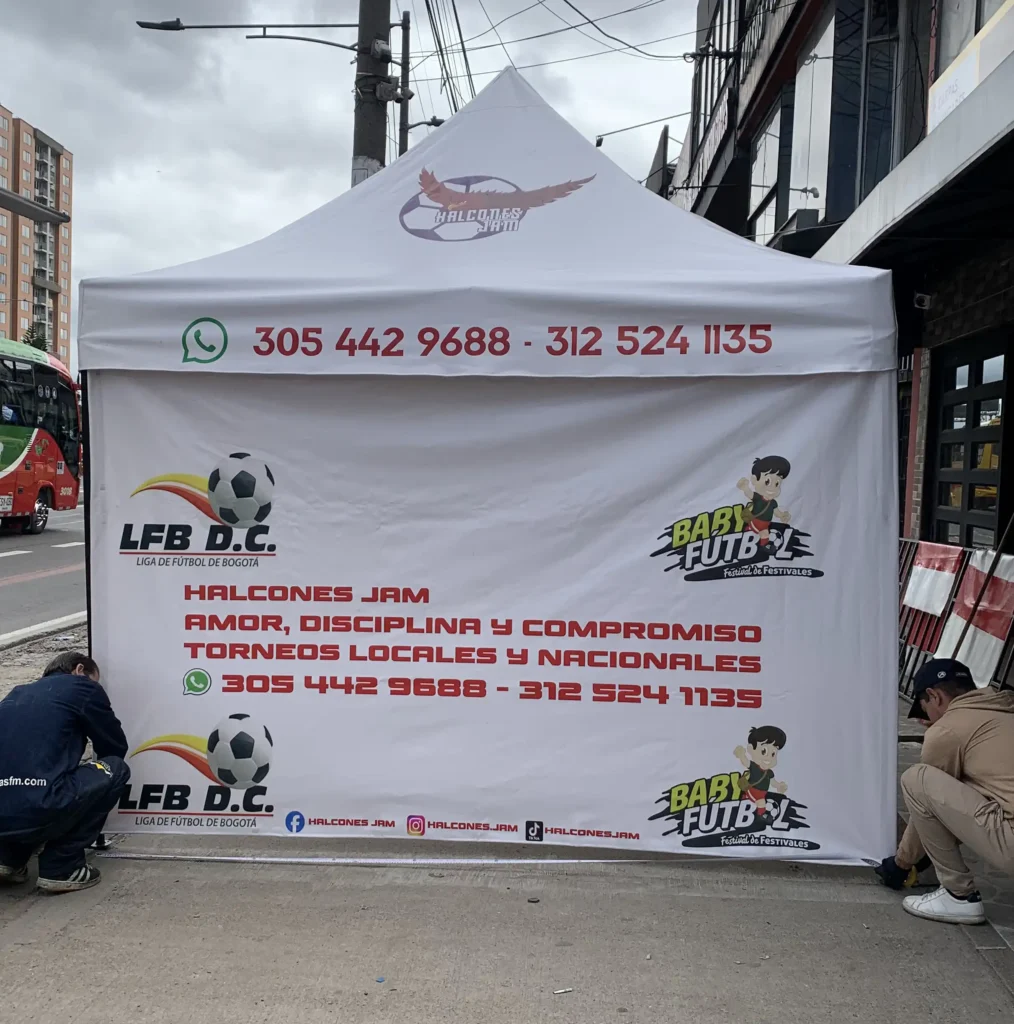 Carpa tipo kiosco blanca con logos