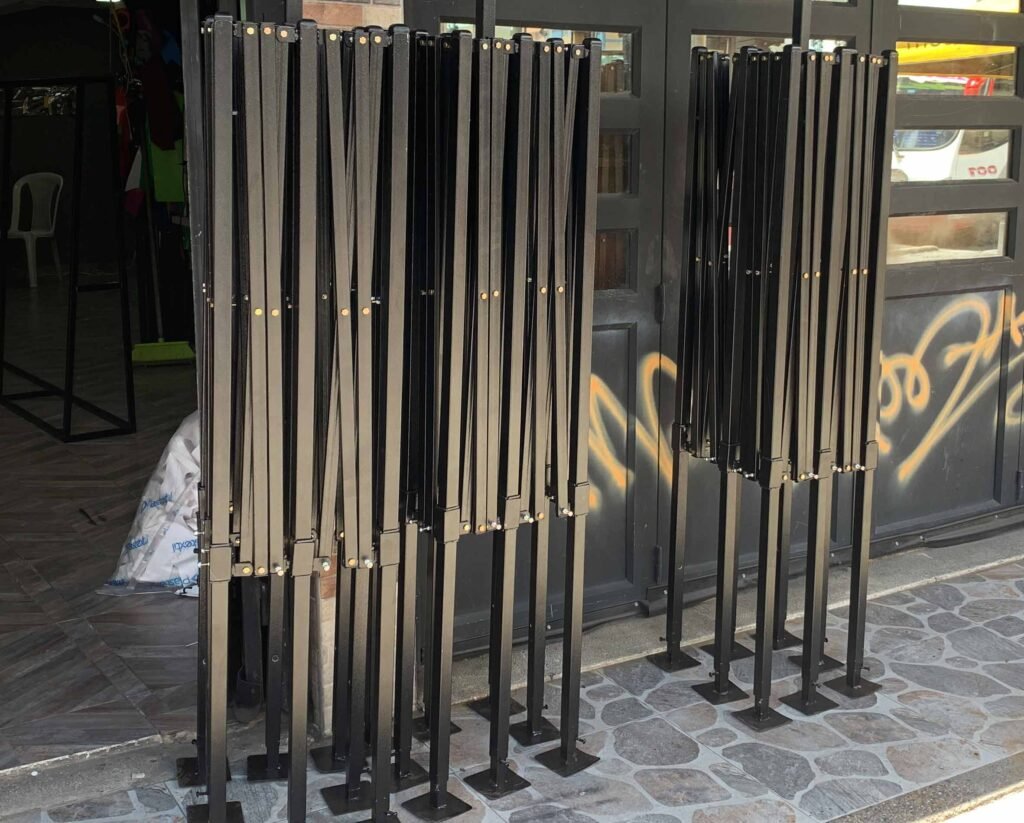 Varias estructuras de carpas plegables de color negro